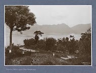 Gezicht op het Meer van Manindjau op Sumatra met op de voorgrond landarbeiders