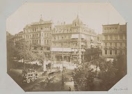 Gezicht op Unter den Linden met café Bauer te Berlijn