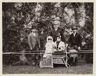 Groepsportret met vrouw in draagstoel