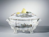 Terrine met landschappen en boeketten