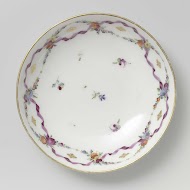 Schotel, beschilderd met strooibloemen en gouden lovertjes