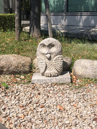 フクロウの石像