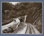 Spoorwegtunnel en rijtuig in de Anaikloof op Sumatra