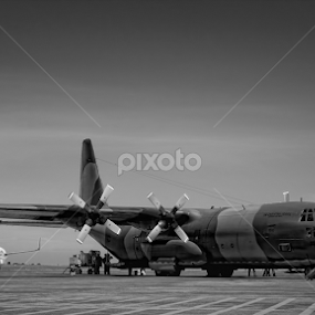 Unloading by Bhie Mha - Transportation Airplanes