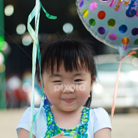 the happiness in baloons by Drianz Chen - Babies & Children Children Candids