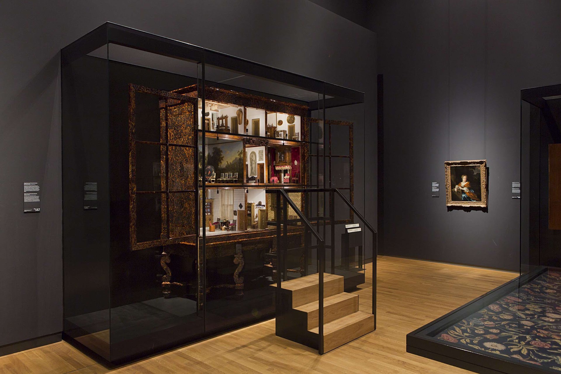 Het poppenhuis van Petronella Oortman en portret van Petronella Dunois van  Nicolaes Maes op zaal, 2013 - Rijksmuseum