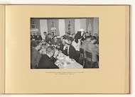 Een gezellige Brabantsche koffietafel wachtte de Indonesische gasten na een bezoek aan de Philipsfabrieken te Eindhoven