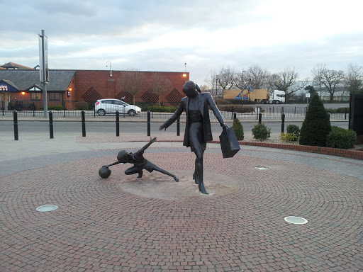 Cheshire Oaks Child & Mother Statue