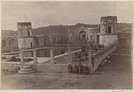 Ommuurde hof in Perzië met een vijver, torens en op de voorgrond kinderen