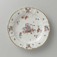 Rond bord, veelkleurig beschilderd met een Kakiemon-decor