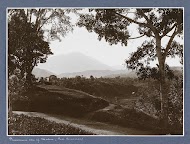 Berglandschap gezien vanuit Matoer op Sumatra