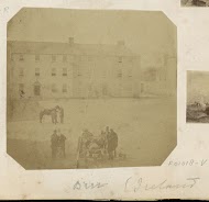 Mensen met paard en wagen op een plein in Birr