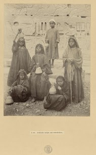 Groepsportret van onbekende meisjes met waterkruiken