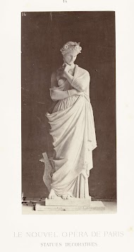 Marmeren beeld van een vrouw in gewaad met een ontblote borst