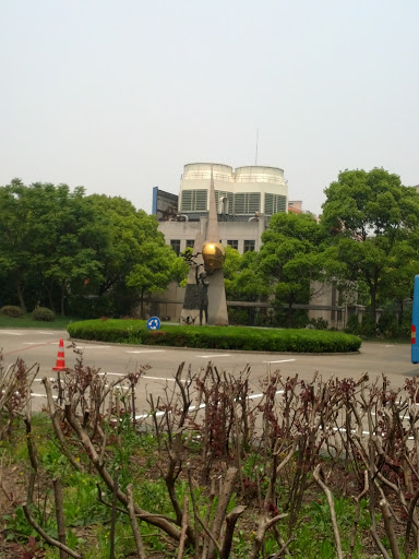 浦东邮电大楼雕像