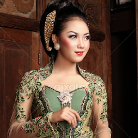 Van Java by Bambang Kusaeri - People Portraits of Women