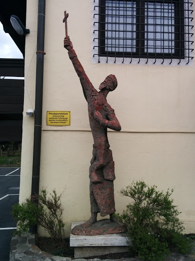 Statue mit Kreuz