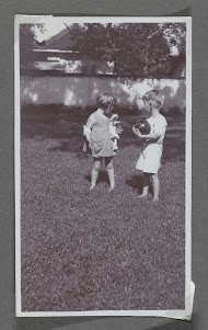 Klaas en Tiny Kleiterp spelend in een tuin te Adiwerna op Java