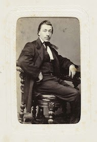 Studioportret van een man met een snor