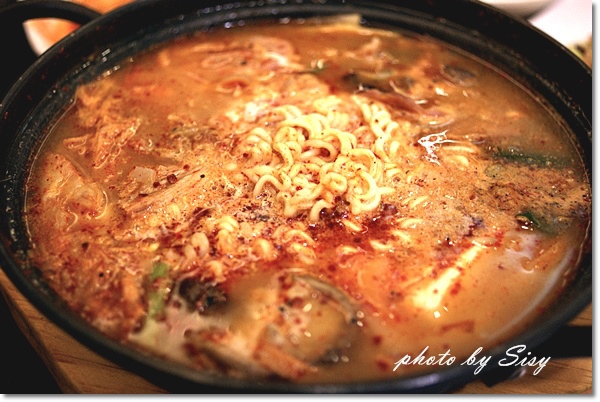 韓牛村蔘雞湯專賣店 ~ 新月廣場平價韓式料理 ~ 燒肉石鍋拌飯 部隊鍋 辣炒年糕 海鮮煎餅 百貨公司美食 ~ 靚紅樓櫻桃烤鴨