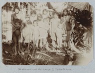 Groepsportret van bewoners van een dorp aan de Tittiebo-kreek