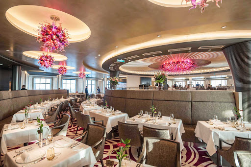 Sumptuous international dishes and a modern, elegant décor greet guests in circle-shaped Weltmeere, the main restaurant aboard Europa 2.