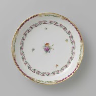 Schaal, rond en diep, behorend bij een servies versierd met geslingerd lintmotief met bladertakken, bloemboeketten en gestrooide bloemtakken