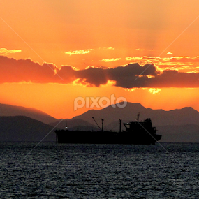 Mar mediterrâneo, Grécia. by Lígia Halmenschlager - Landscapes Sunsets & Sunrises