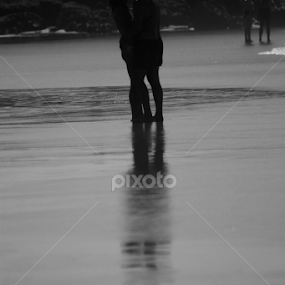 Love is in the air by Sofia Alberto - Black & White Portraits & People