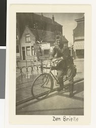 Duitse soldaat met fiets op een brug
