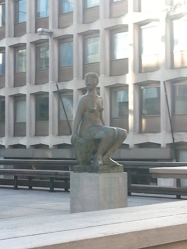 Bronze D'une Femme Assise
