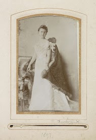 Portret van prinses Wilhelmina met bontmantel en diadeem