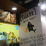 鯊魚咬吐司