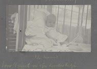 Vier en een halve maand oude baby Klaas Kleiterp voor het eerst in zijn kinderbed in Malang