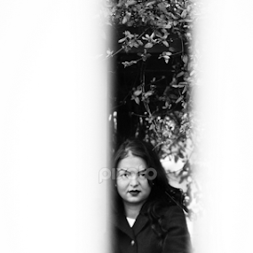 by Daniel Reynolds - People Portraits of Women