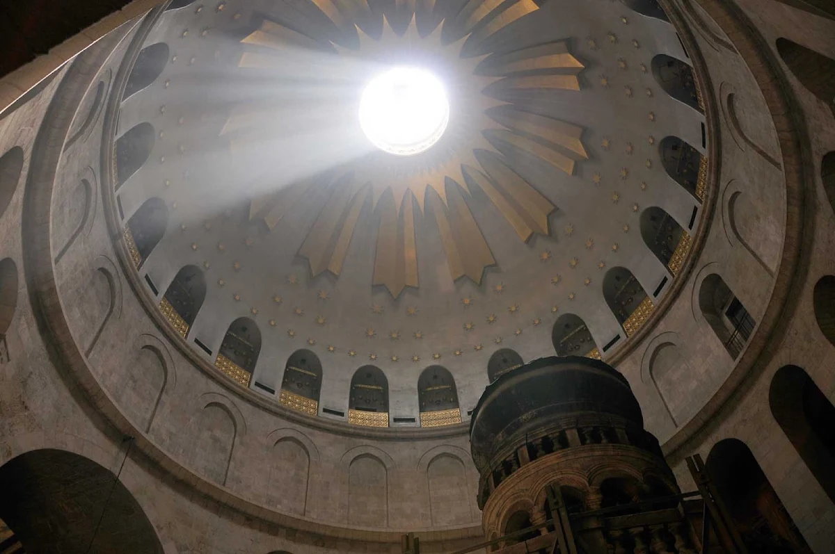 Church-of-Holy-Sepulchre-Jerusalem-cupola - The cupola inside the Church of the Holy Sepulchre in Old Jerusalem.