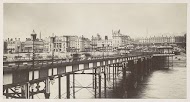 Gezicht vanaf zee op een pier en een stad, vermoedelijk Brighton West Pier, in Brighton, Sussex County, gebouwd tussen 1863 en 1866