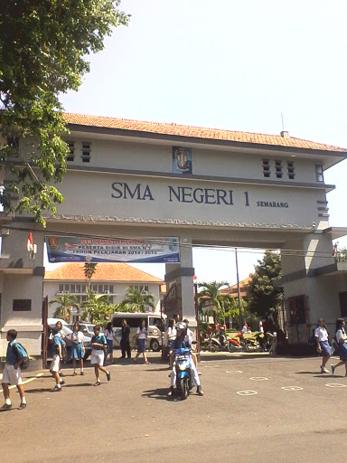 Gerbang SMA Negeri 1 Semarang
