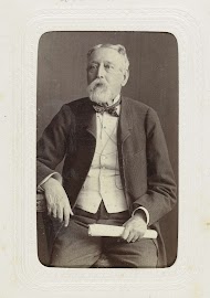 Studioportret van een man op leeftijd met baard en snor