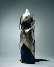 Japon van blauwgroene velours chiffon en zalmkleurige zijde, waarover machinale kant en zwarte tule met blauwgroen kralenborduursel, bestaande uit een lijf (a) en rok (b).