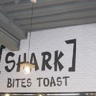 鯊魚咬吐司
