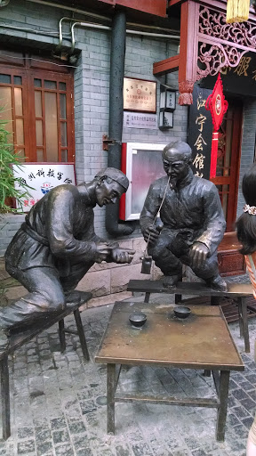 江宁会馆旁的铜像