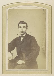 Portret van een jongeman met een strik en een jas