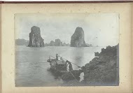 Vissersboot in de Ha Longbaai, Frans-Indochina