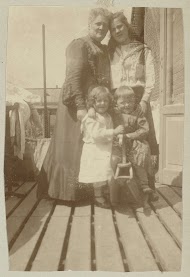 Groepsportret van Grietje Vermeulen-Luitjes en haar kinderen op een balkon