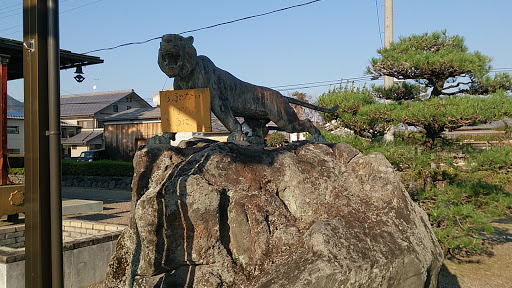 虎の石像