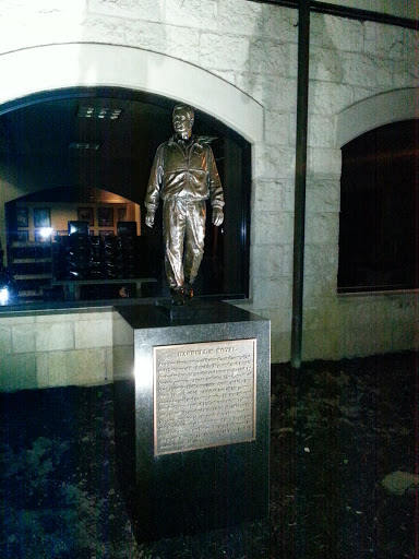 Darrel K Royal Statue