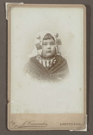 Portret van Tine in Zeeuwse klederdracht