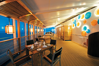 Enjoy breakfast, lunch or dinner poolside at Le Grille on the Paul Gauguin.