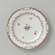 Bord, plat model, behorend bij een servies met geslingerd lintmotief met bladertakken, bloemboeketten en gestrooide bloemtakken